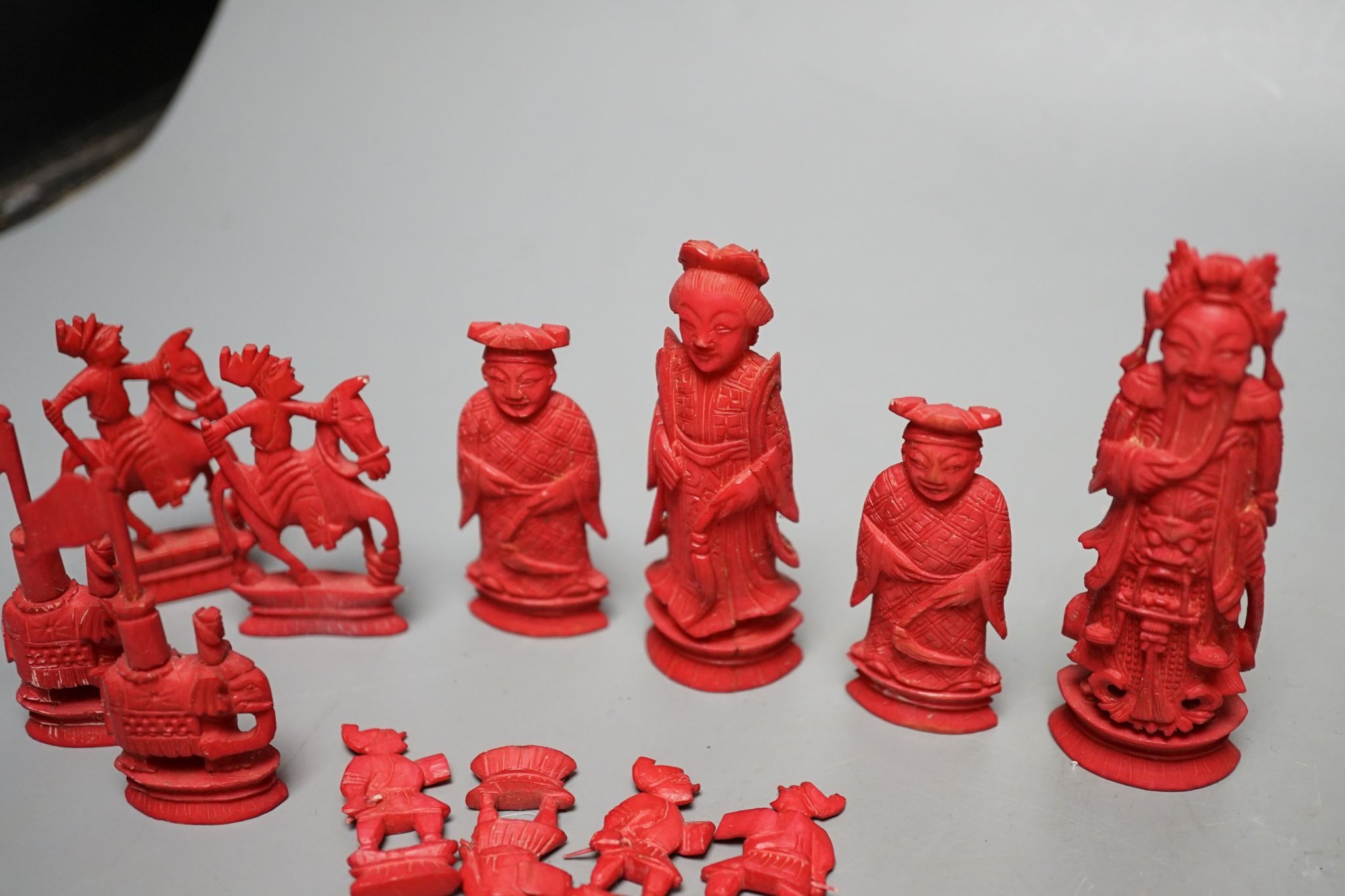 A Chinese bone chess set, Kings 9cm